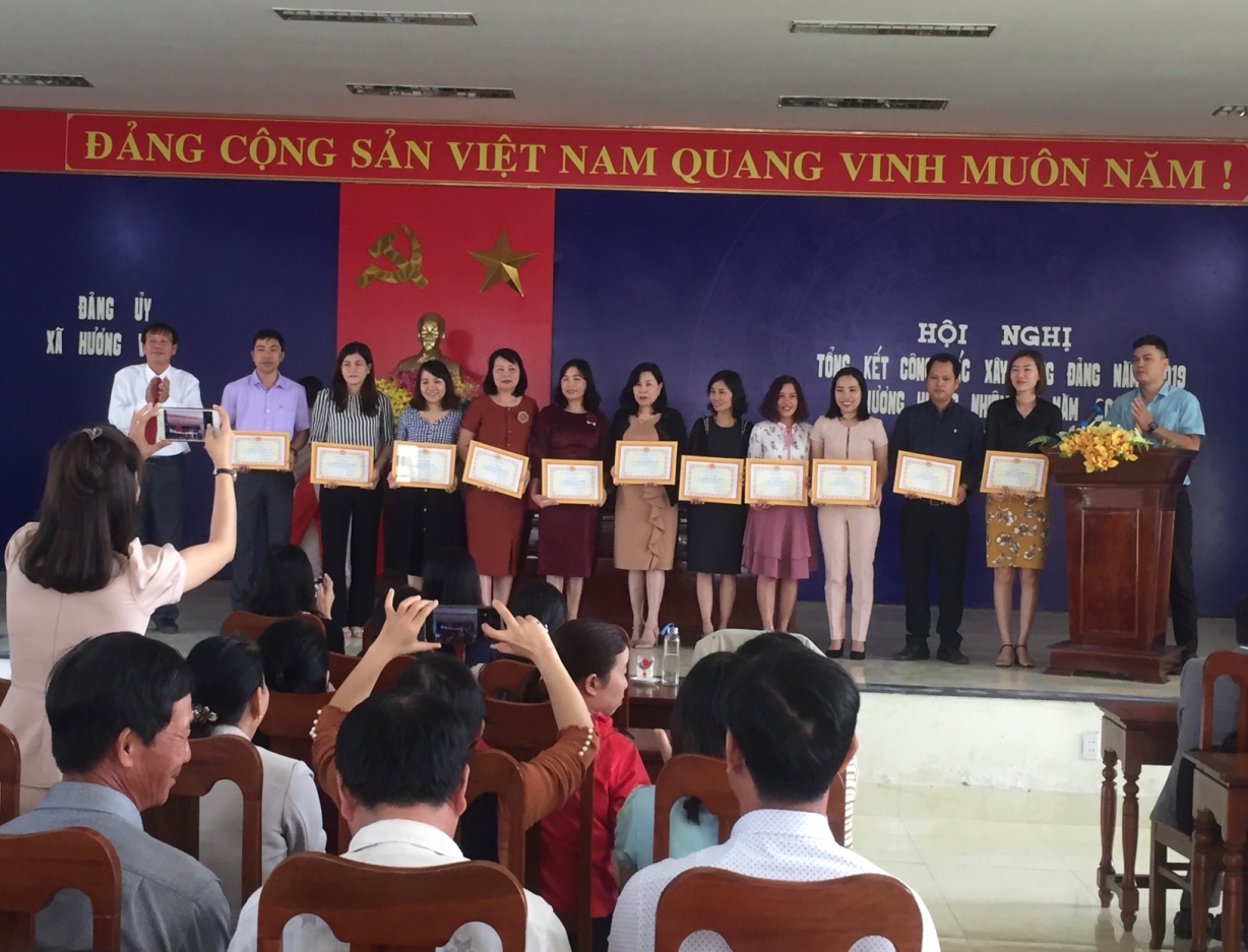 Đồng chí Nguyễn Văn Bổn – Chủ tịch HĐND, Bí thư Đảng ủy xã trao bằng khen cho các cá nhân hoàn thành xuất sắc nhiệm vụ năm 2019.